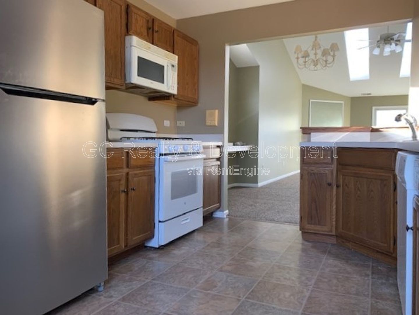 *** 2 BDRM+LOFT / 2 BTH / FULL SIZED LAUNDRY / ATTACHED GARAGE / VAULTED CEILINGS / EAT IN KITCHEN *** property image