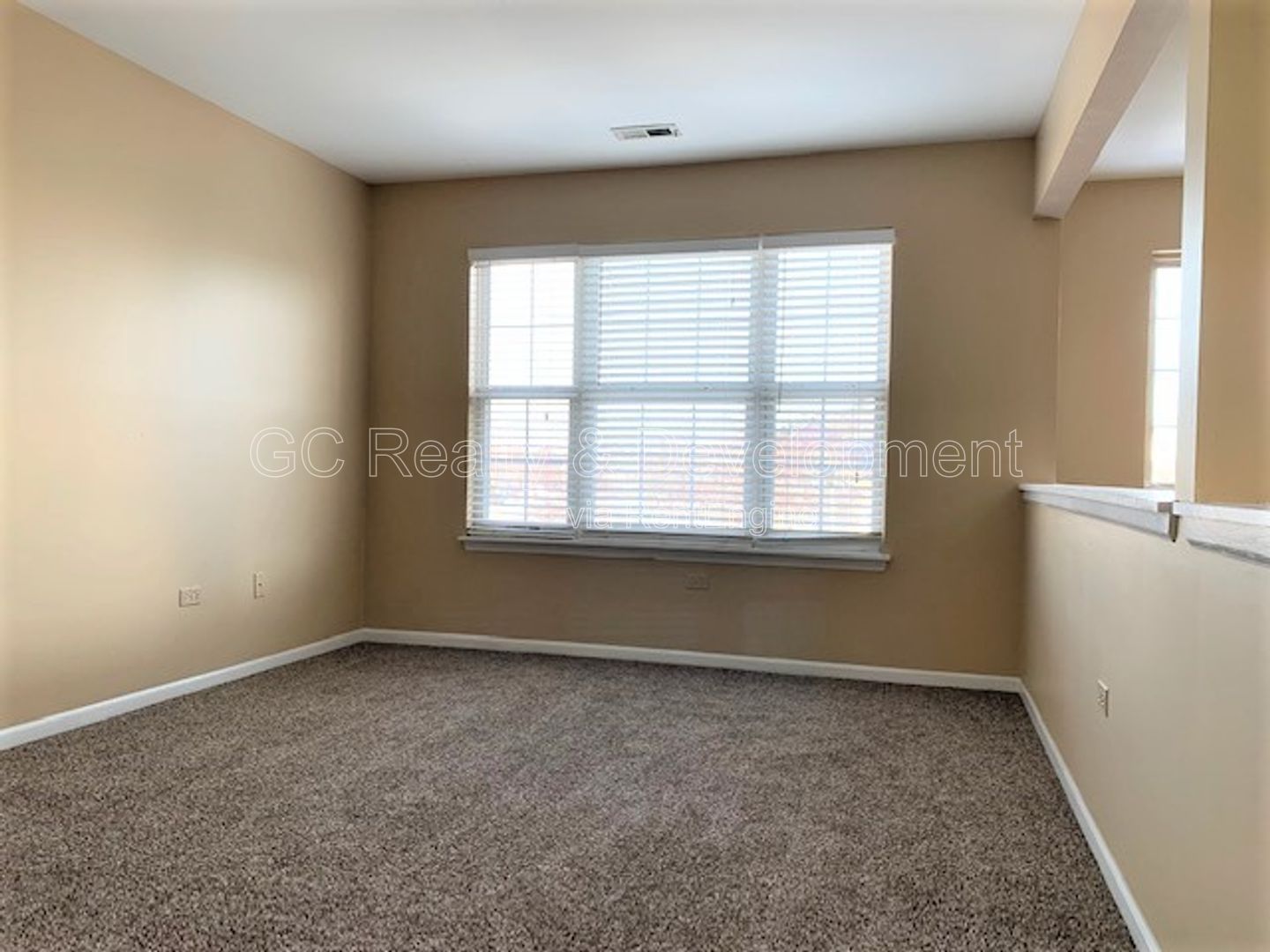 *** 2 BDRM+LOFT / 2 BTH / FULL SIZED LAUNDRY / ATTACHED GARAGE / VAULTED CEILINGS / EAT IN KITCHEN *** property image