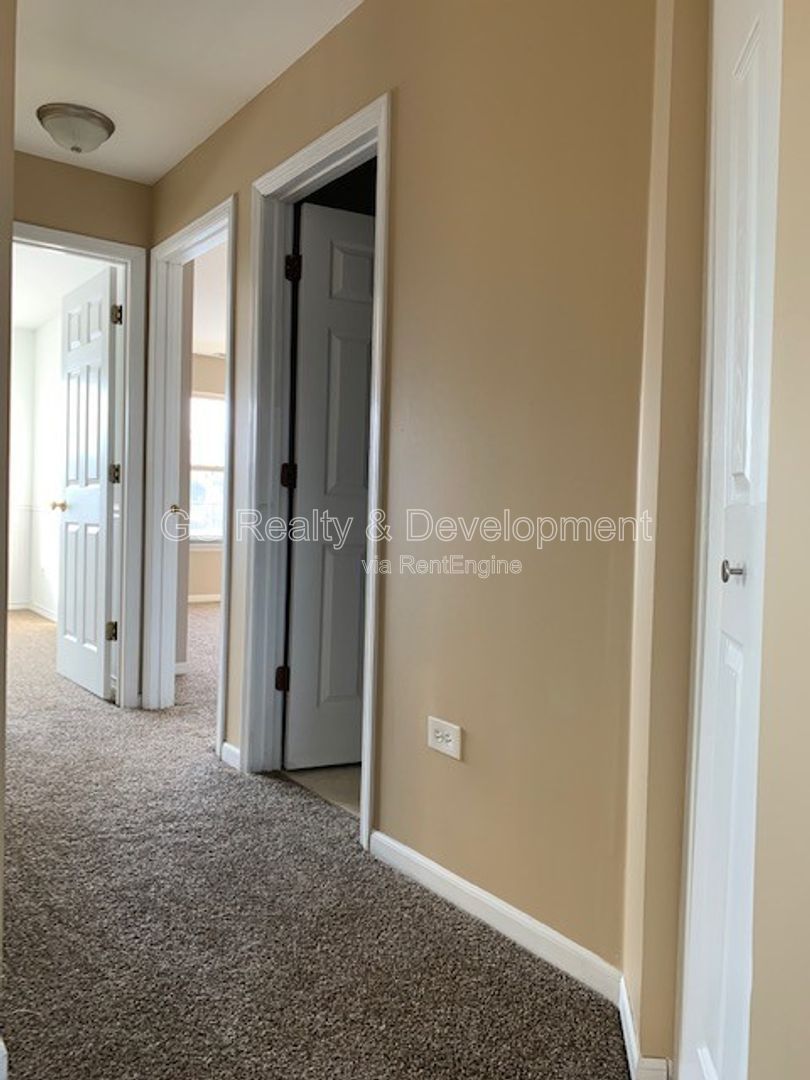 *** 2 BDRM+LOFT / 2 BTH / FULL SIZED LAUNDRY / ATTACHED GARAGE / VAULTED CEILINGS / EAT IN KITCHEN *** property image