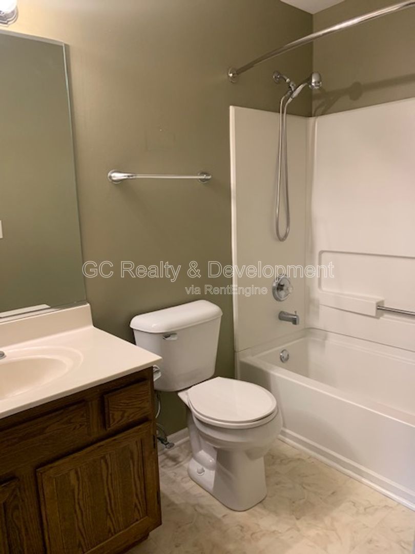 *** 2 BDRM+LOFT / 2 BTH / FULL SIZED LAUNDRY / ATTACHED GARAGE / VAULTED CEILINGS / EAT IN KITCHEN *** property image