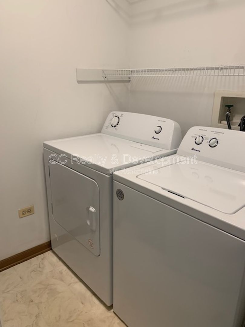 *** 2 BDRM+LOFT / 2 BTH / FULL SIZED LAUNDRY / ATTACHED GARAGE / VAULTED CEILINGS / EAT IN KITCHEN *** property image