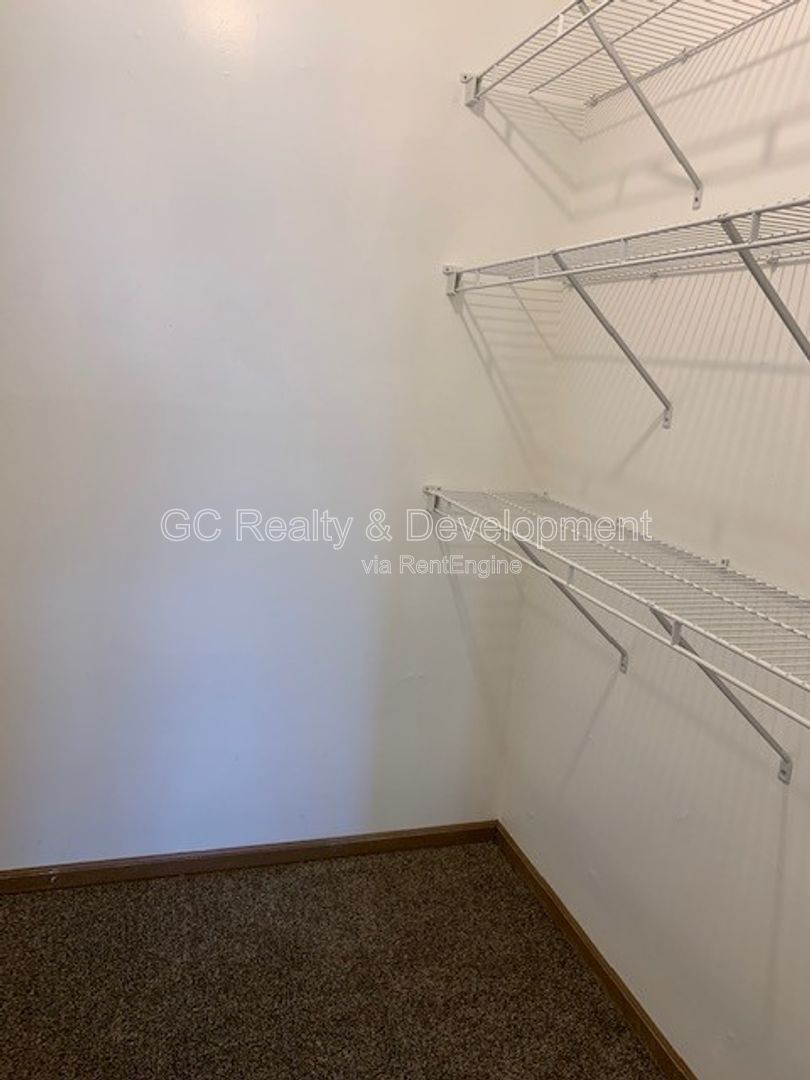 *** 2 BDRM+LOFT / 2 BTH / FULL SIZED LAUNDRY / ATTACHED GARAGE / VAULTED CEILINGS / EAT IN KITCHEN *** property image