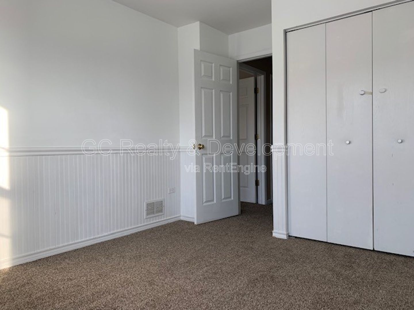 *** 2 BDRM+LOFT / 2 BTH / FULL SIZED LAUNDRY / ATTACHED GARAGE / VAULTED CEILINGS / EAT IN KITCHEN *** property image