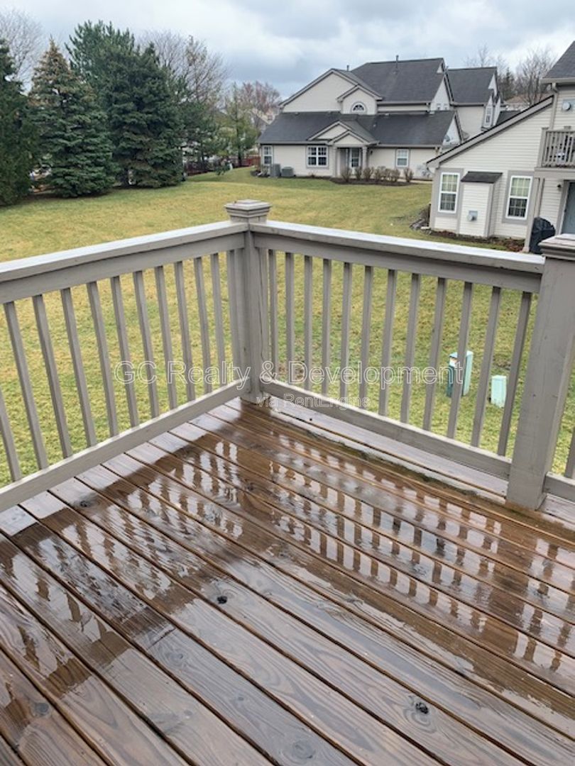 *** 2 BDRM+LOFT / 2 BTH / FULL SIZED LAUNDRY / ATTACHED GARAGE / VAULTED CEILINGS / EAT IN KITCHEN *** property image