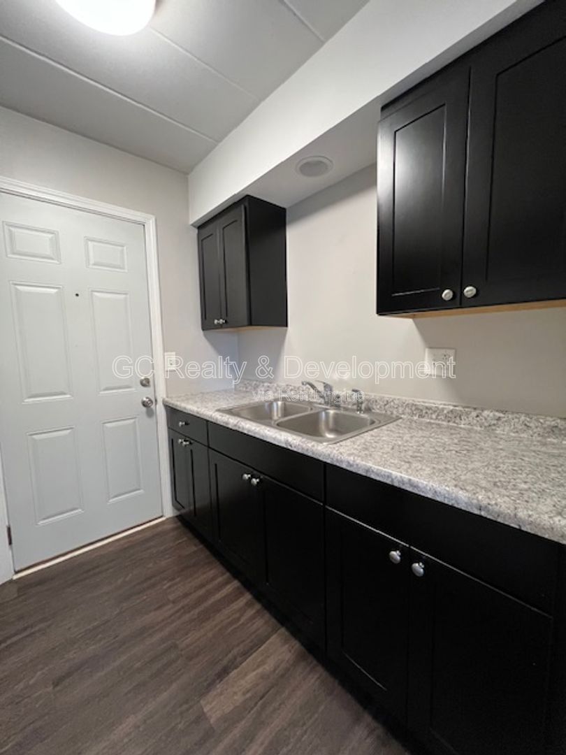 *** 1 BDRM - 1 BTH / 2ND FL / TENANT ONLY PAYS ELECTRIC / 1 PARKING SPACE INCL *** property image