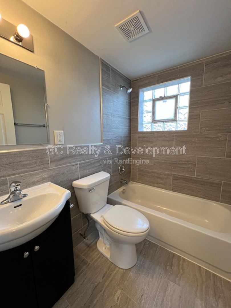 *** 1 BDRM - 1 BTH / 2ND FL / TENANT ONLY PAYS ELECTRIC / 1 PARKING SPACE INCL *** property image