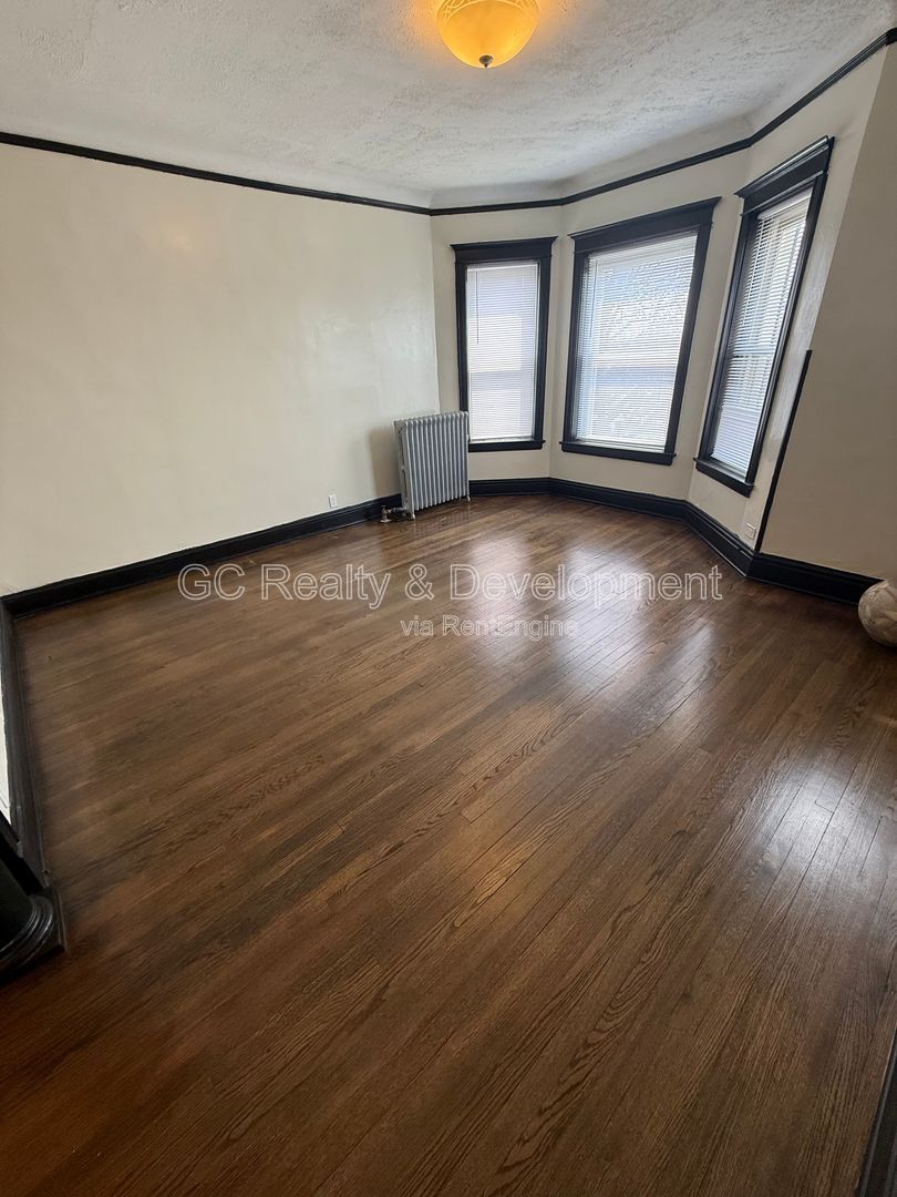 *** 3RD FLOOR UNIT / 2 BDRM / KITCHEN APPL INCLUDED / HARDWOOD FLOORS *** property image