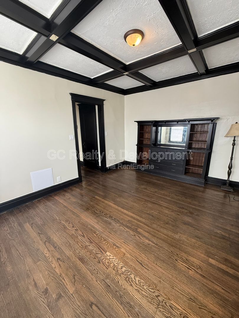 *** 3RD FLOOR UNIT / 2 BDRM / KITCHEN APPL INCLUDED / HARDWOOD FLOORS *** property image
