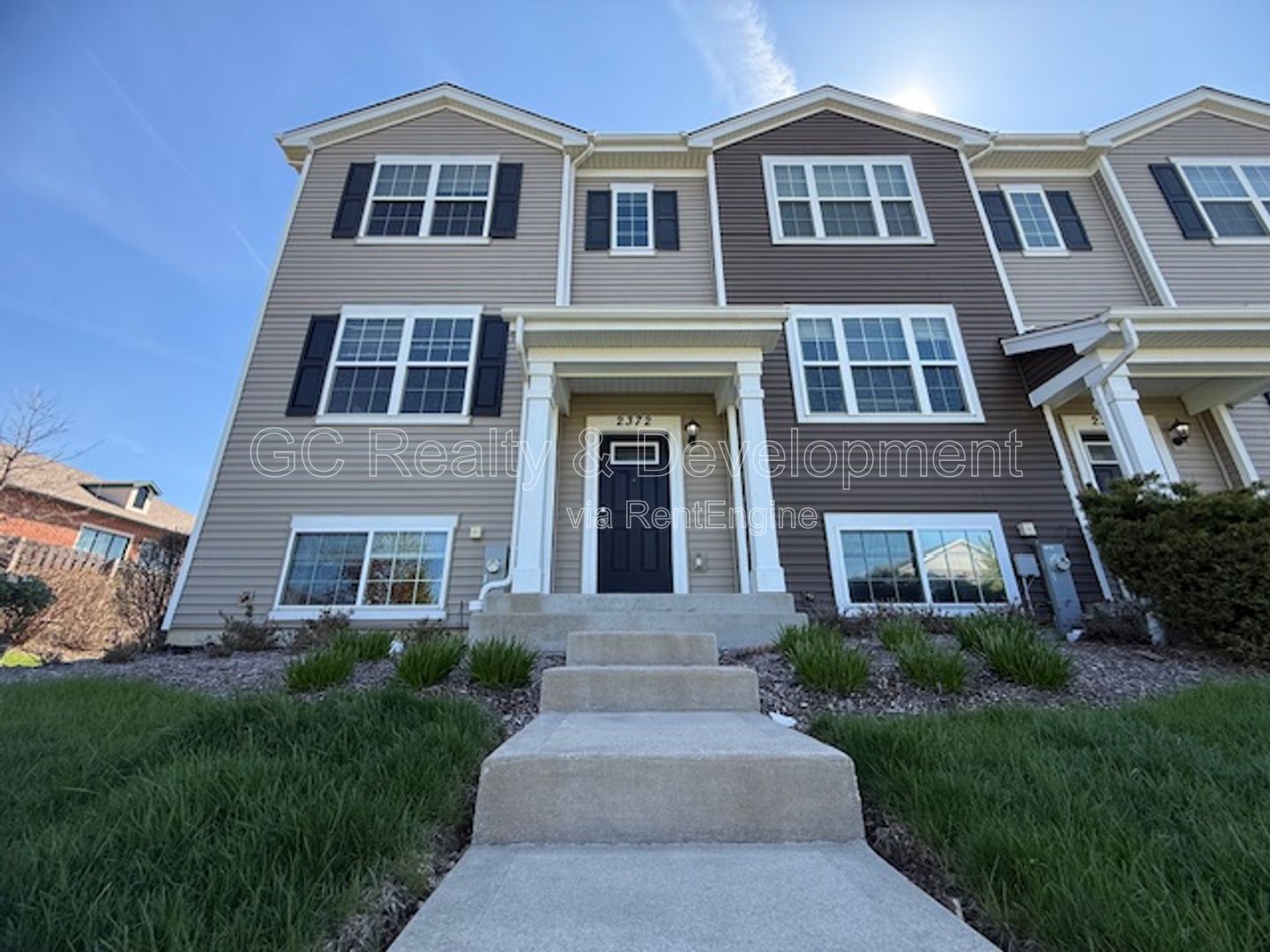 *** 3 BDRM - 2.5 BTH / END UNIT / PET FRIENDLY / ATTACHED GARAGE / CLUBHOUSE ACCESS *** property image