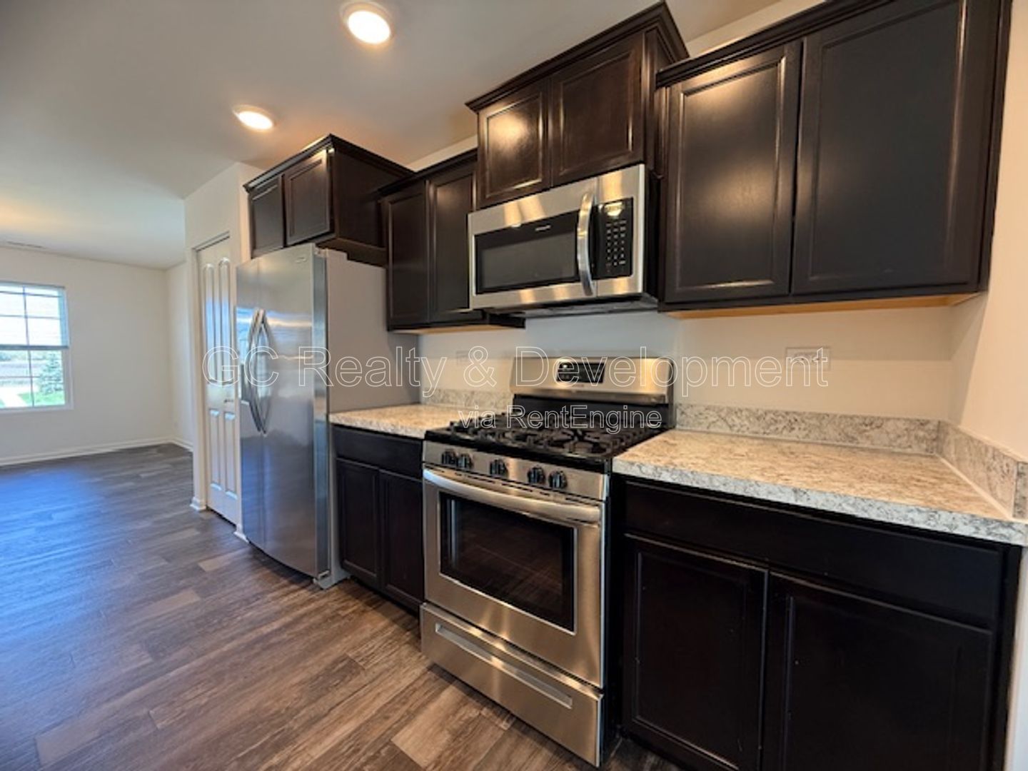 *** 3 BDRM - 2.5 BTH / END UNIT / PET FRIENDLY / ATTACHED GARAGE / CLUBHOUSE ACCESS *** property image