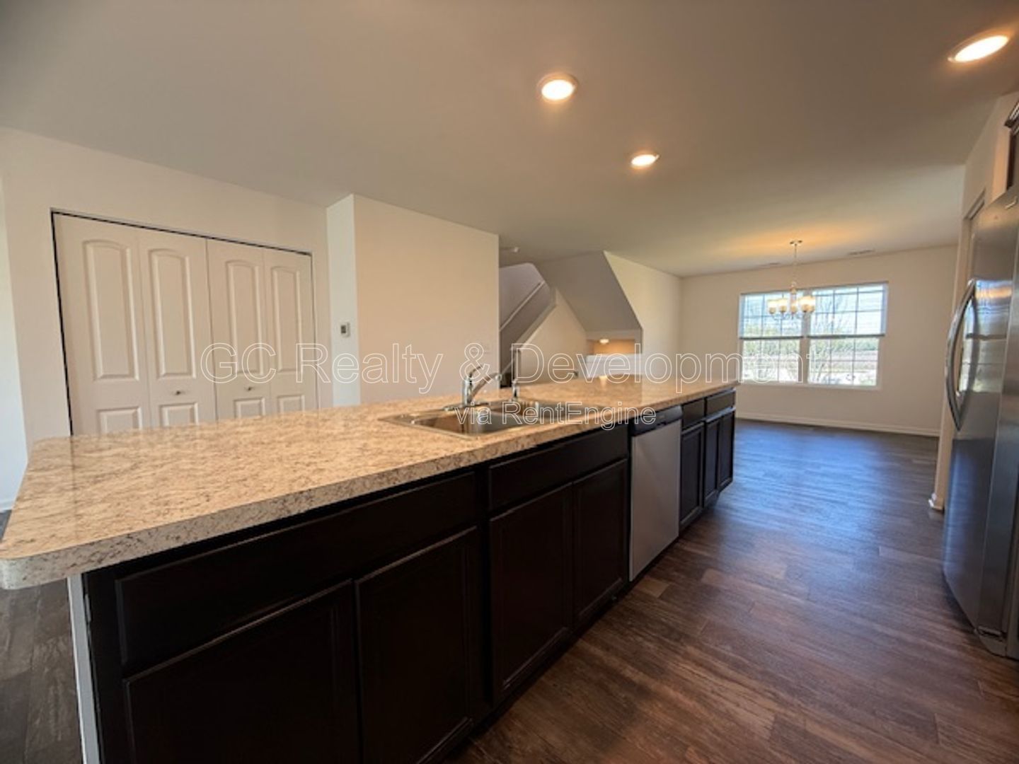 *** 3 BDRM - 2.5 BTH / END UNIT / PET FRIENDLY / ATTACHED GARAGE / CLUBHOUSE ACCESS *** property image