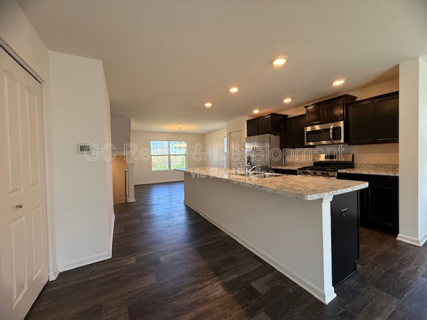 *** 3 BDRM - 2.5 BTH / END UNIT / PET FRIENDLY / ATTACHED GARAGE / CLUBHOUSE ACCESS *** property image