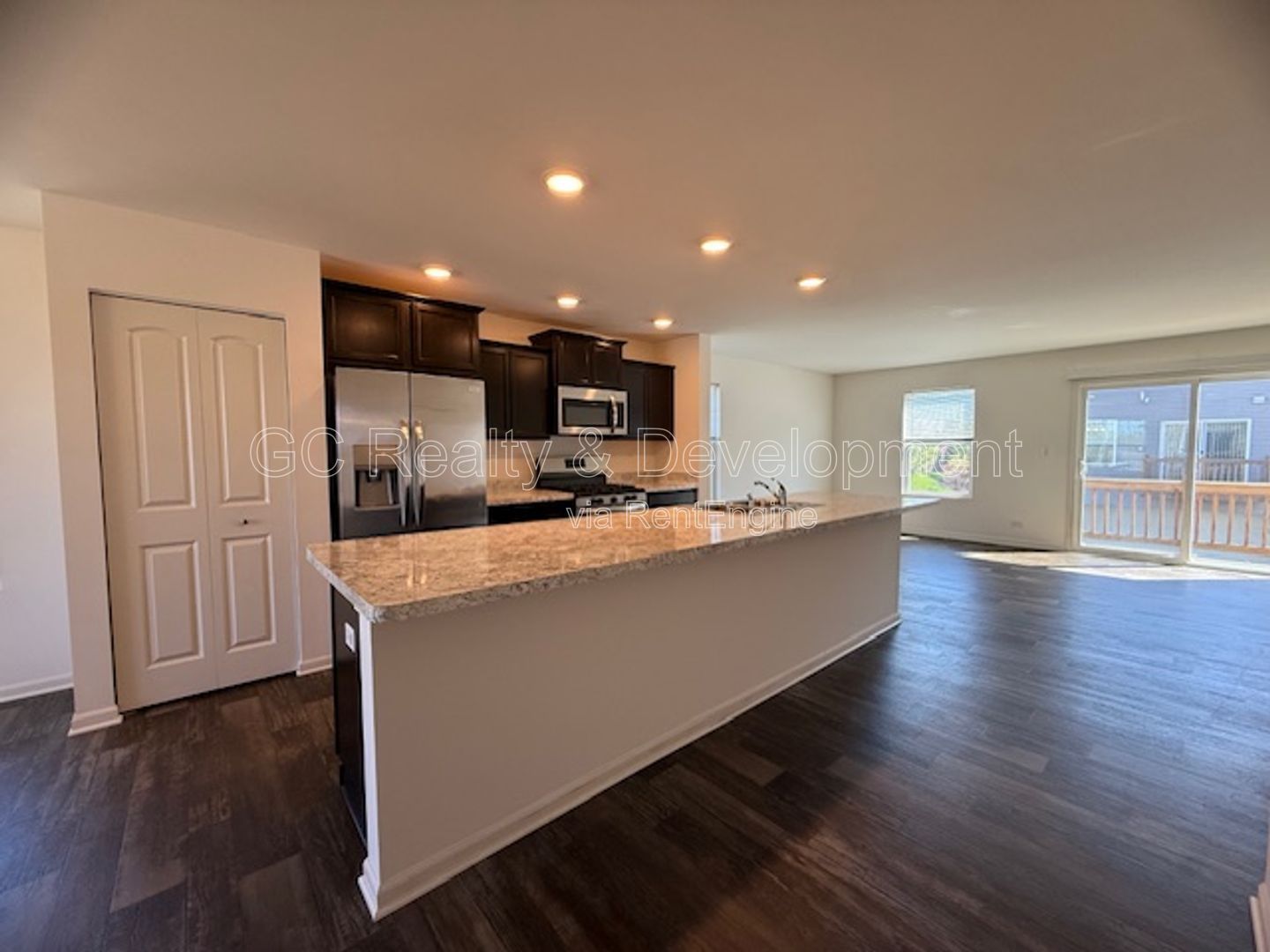 *** 3 BDRM - 2.5 BTH / END UNIT / PET FRIENDLY / ATTACHED GARAGE / CLUBHOUSE ACCESS *** property image