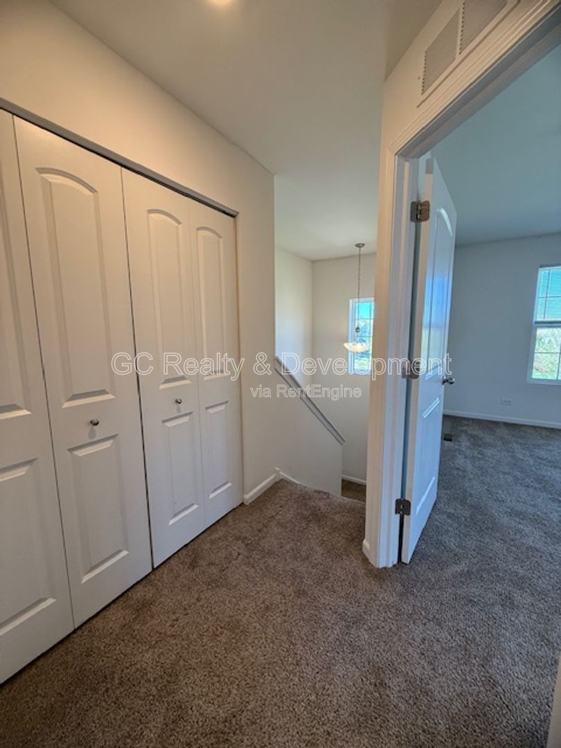 *** 3 BDRM - 2.5 BTH / END UNIT / PET FRIENDLY / ATTACHED GARAGE / CLUBHOUSE ACCESS *** property image