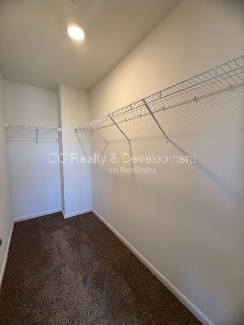 *** 3 BDRM - 2.5 BTH / END UNIT / PET FRIENDLY / ATTACHED GARAGE / CLUBHOUSE ACCESS *** property image