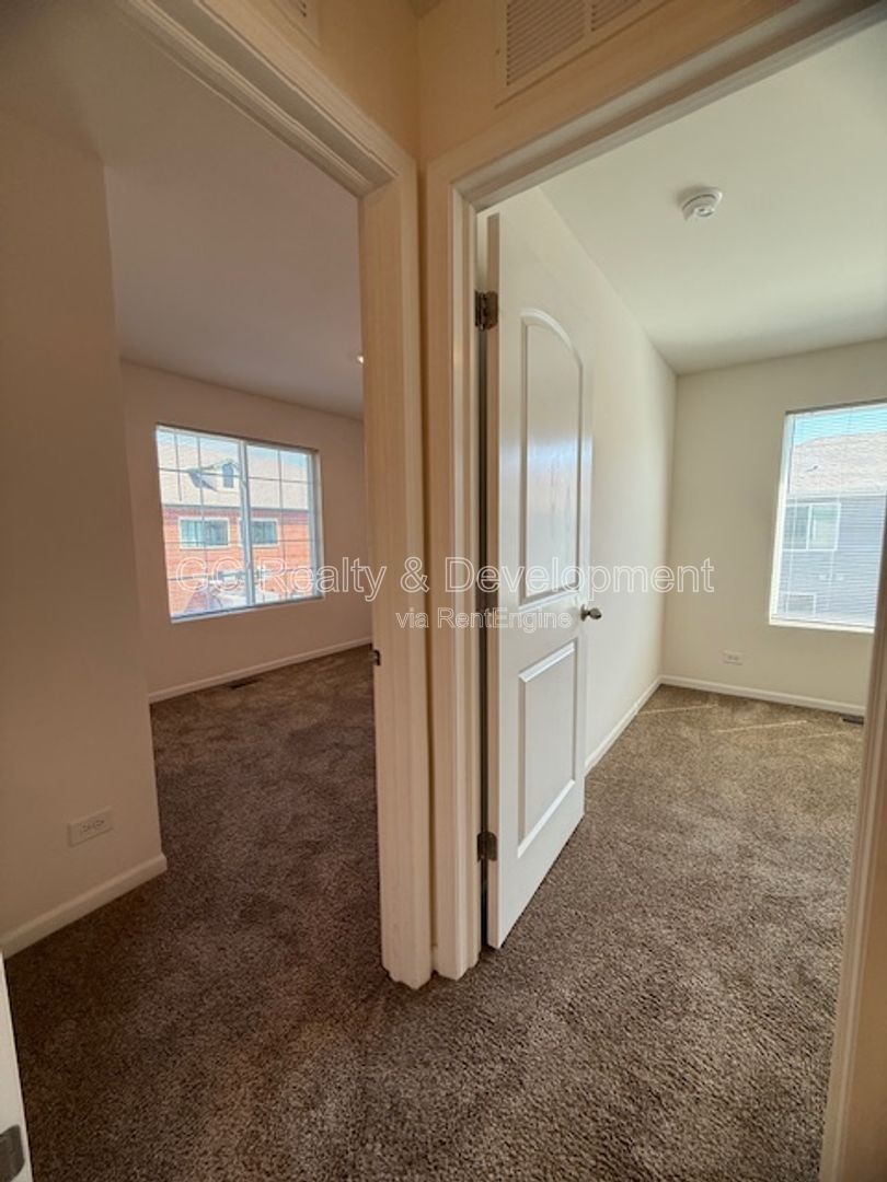 *** 3 BDRM - 2.5 BTH / END UNIT / PET FRIENDLY / ATTACHED GARAGE / CLUBHOUSE ACCESS *** property image