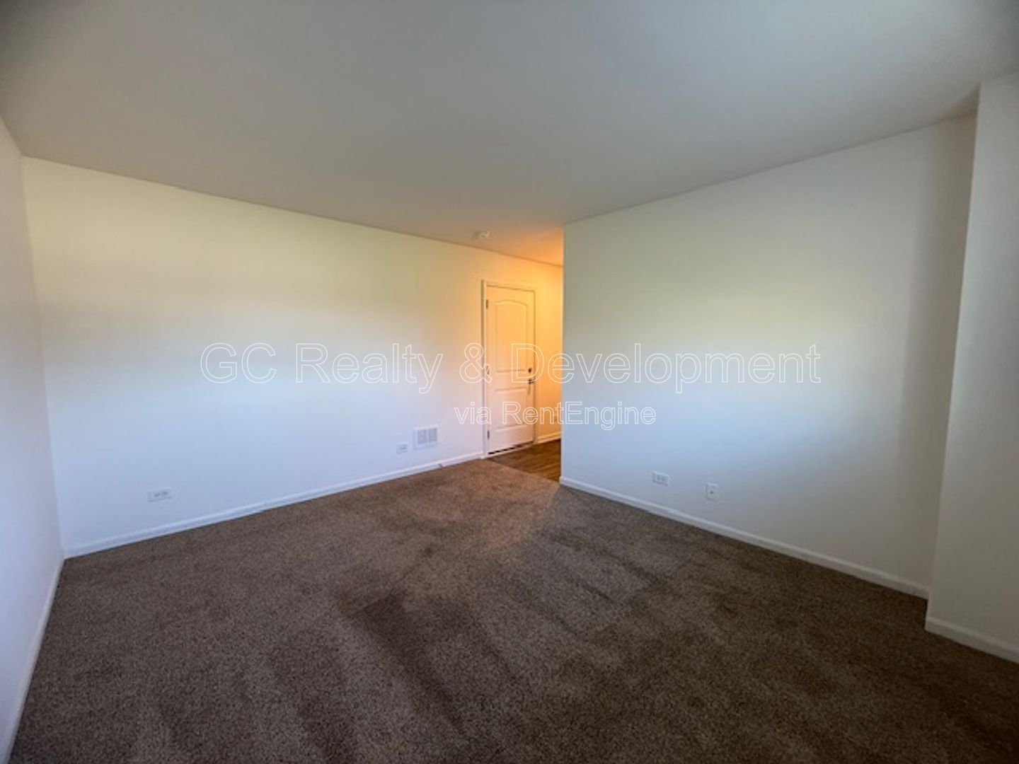 *** 3 BDRM - 2.5 BTH / END UNIT / PET FRIENDLY / ATTACHED GARAGE / CLUBHOUSE ACCESS *** property image