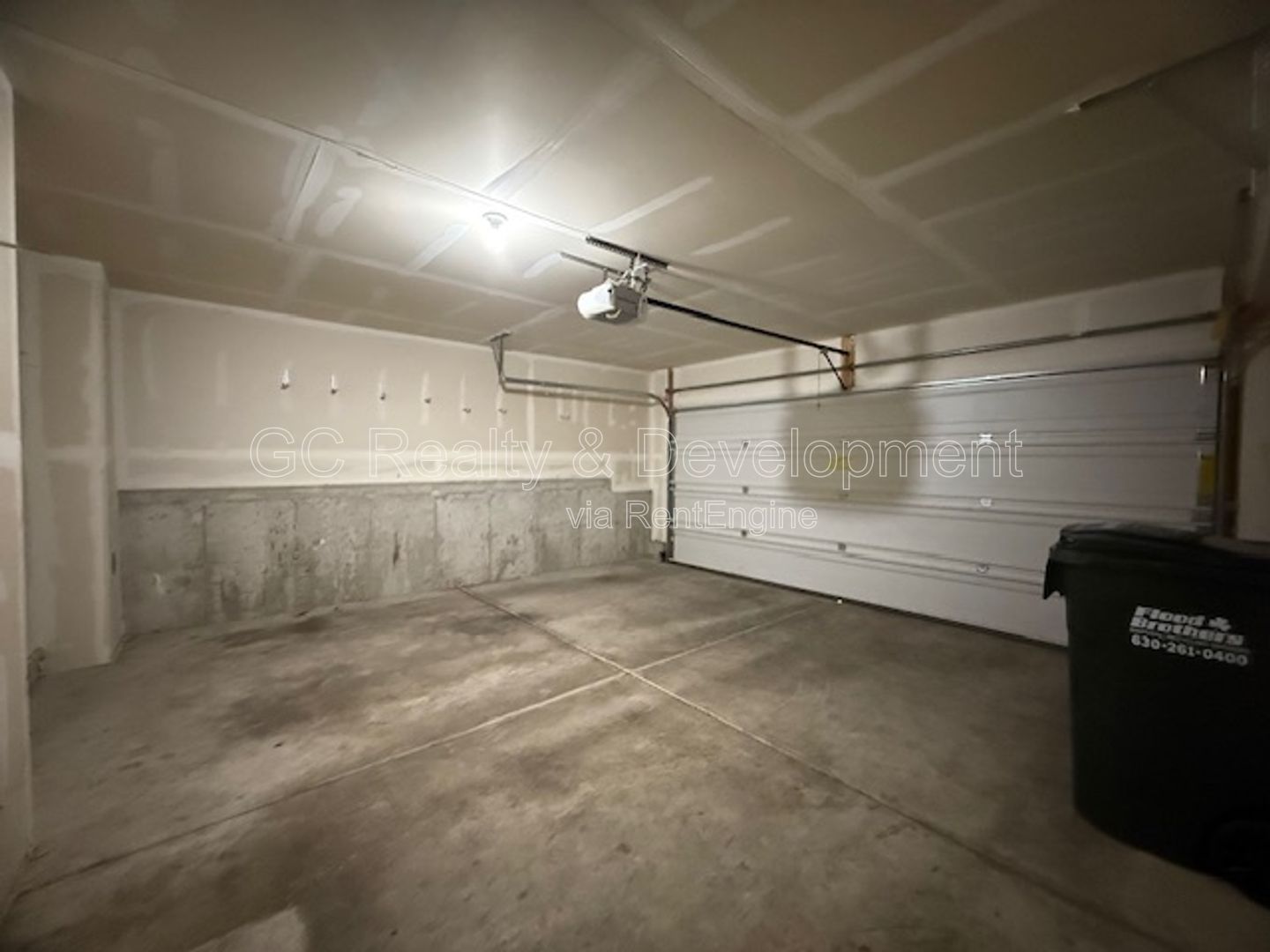 *** 3 BDRM - 2.5 BTH / END UNIT / PET FRIENDLY / ATTACHED GARAGE / CLUBHOUSE ACCESS *** property image