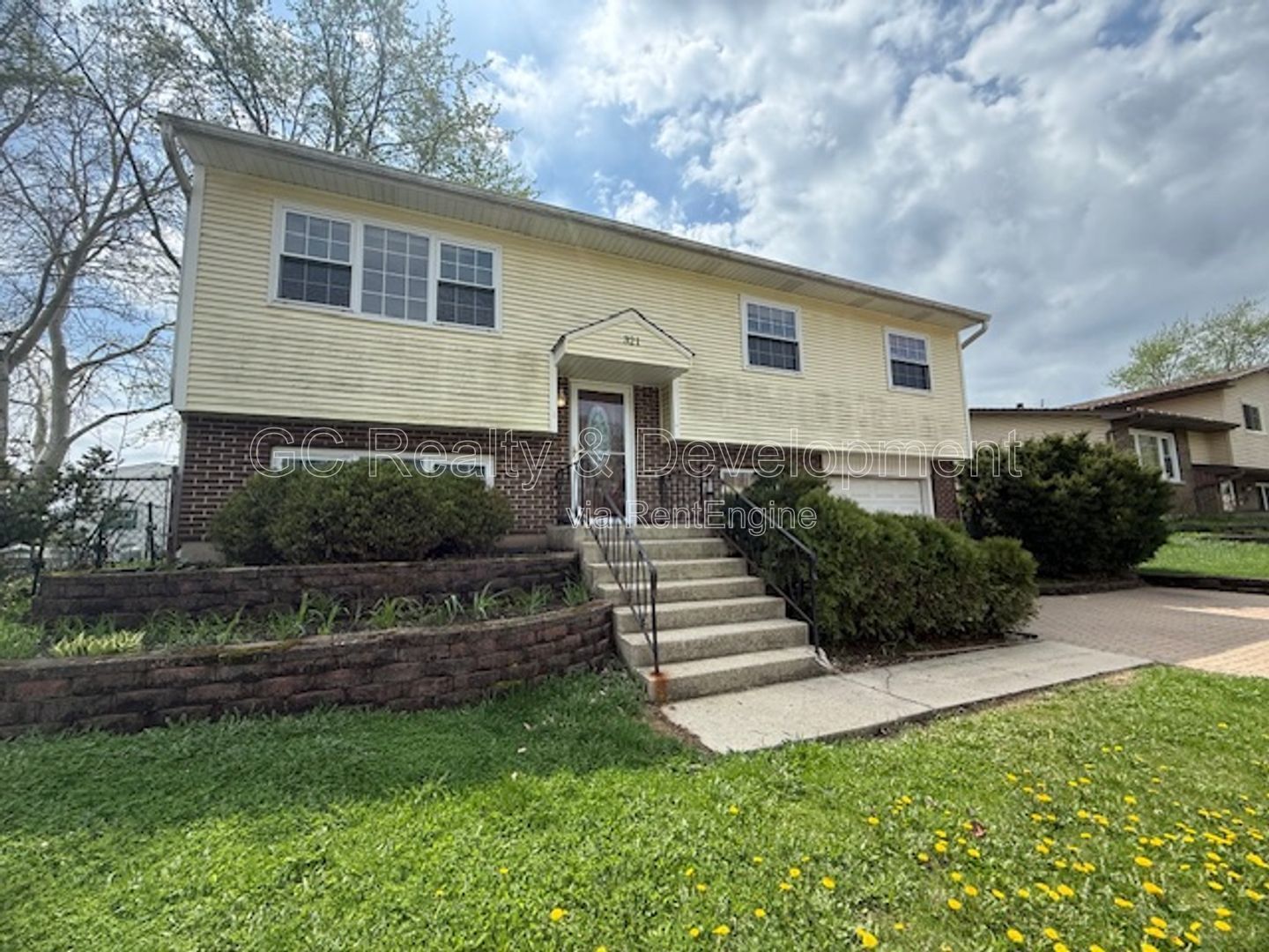 *** 3 BDRM - 2 BTH / FENCED YARD W LRG DECK / SS APPL / FINISHED BASEMENT / ATTACHED GARAGE *** property image