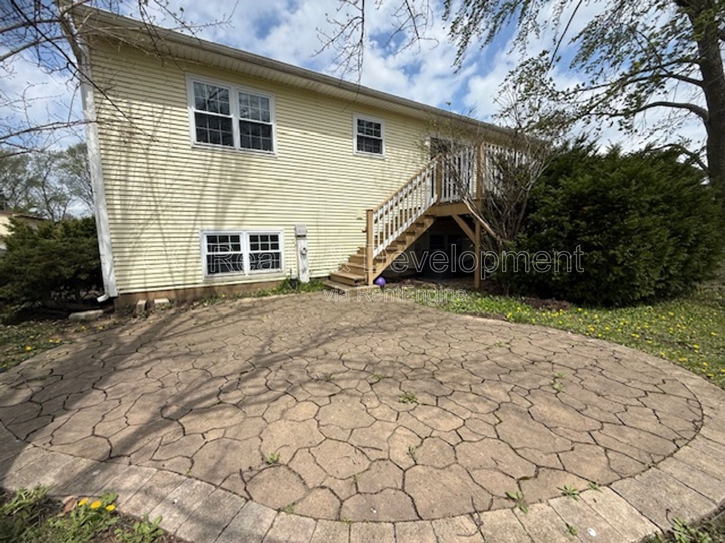 *** 3 BDRM - 2 BTH / FENCED YARD W LRG DECK / SS APPL / FINISHED BASEMENT / ATTACHED GARAGE *** property image