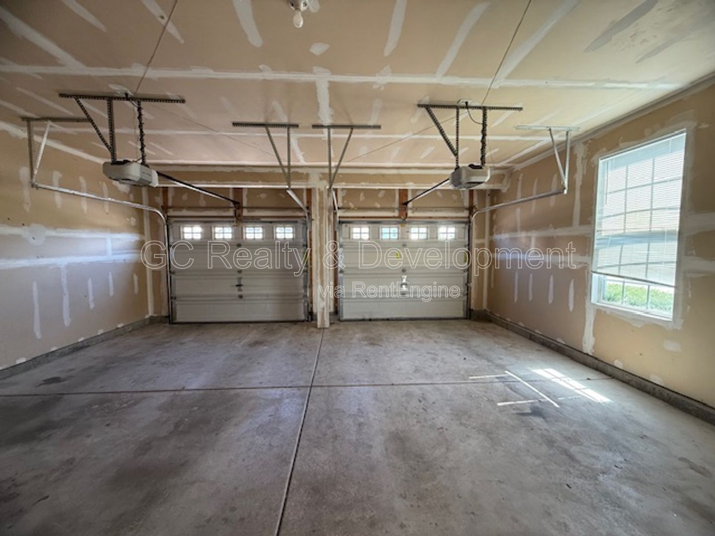 *** 3 BDRM - 2.5 BTH / PET FRIENDLY / RECENTLY UPDATED / ATTACHED GARAGE *** property image