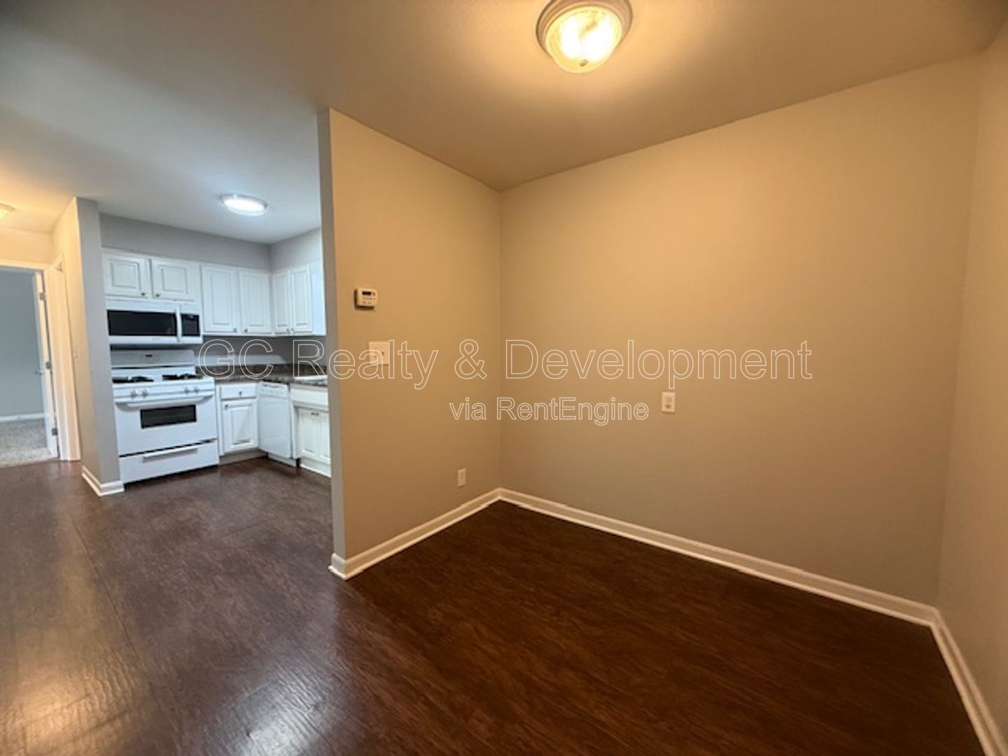 *** 1ST FLOOR / 2 BDRM / TENANT PAYS ELECTRIC ONLY / W&D ON SITE /  PET FRIENDLY / PARKING INCL *** property image