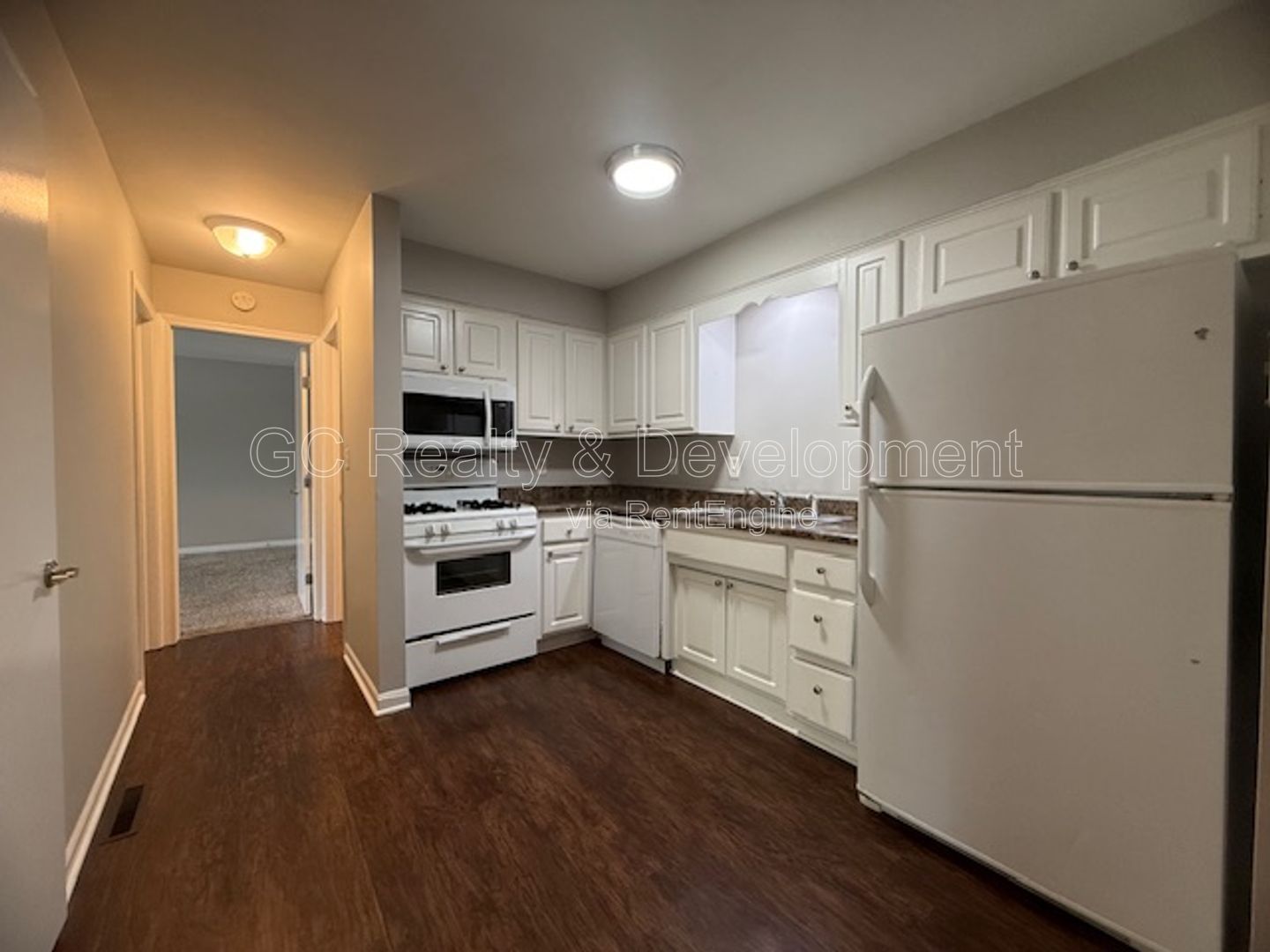 *** 1ST FLOOR / 2 BDRM / TENANT PAYS ELECTRIC ONLY / W&D ON SITE /  PET FRIENDLY / PARKING INCL *** property image