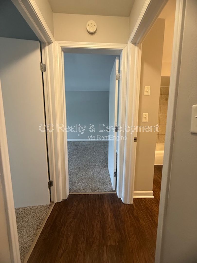 *** 1ST FLOOR / 2 BDRM / TENANT PAYS ELECTRIC ONLY / W&D ON SITE /  PET FRIENDLY / PARKING INCL *** property image