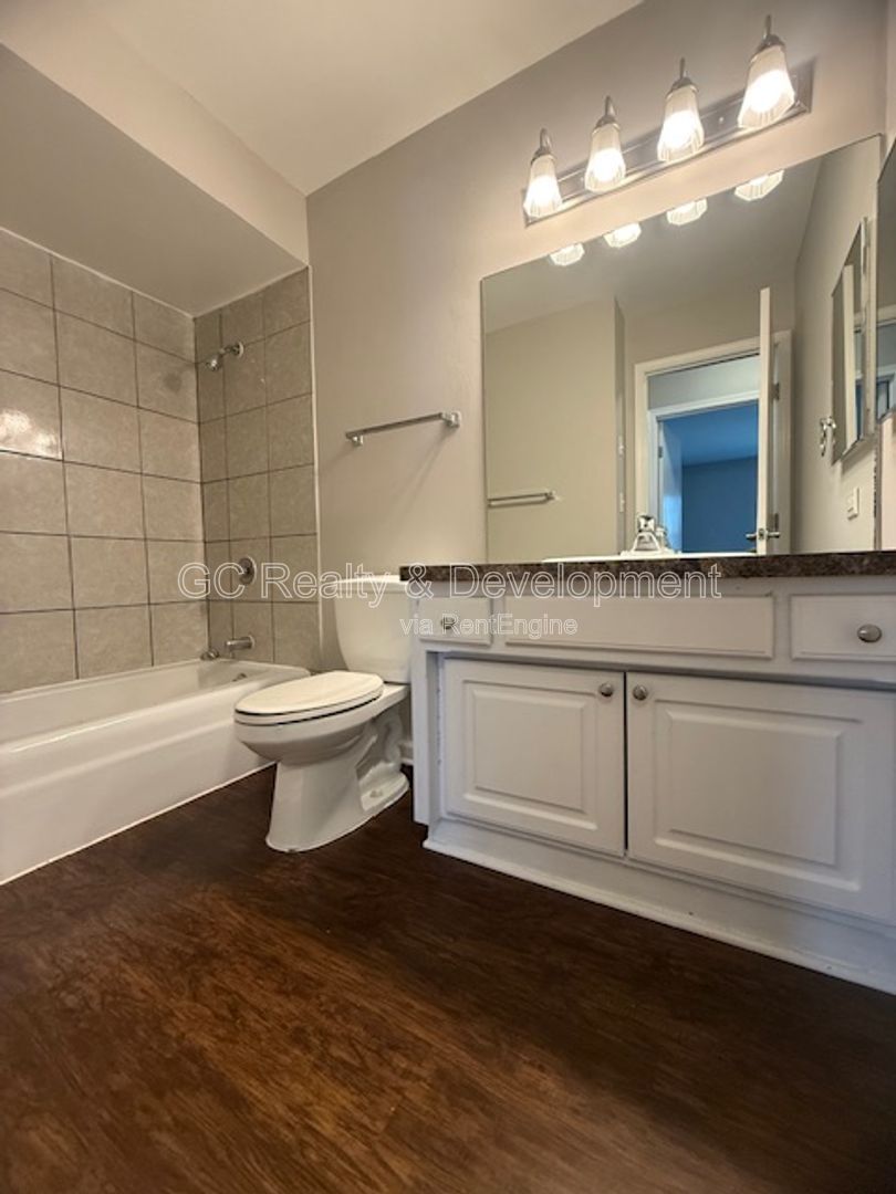 *** 1ST FLOOR / 2 BDRM / TENANT PAYS ELECTRIC ONLY / W&D ON SITE /  PET FRIENDLY / PARKING INCL *** property image