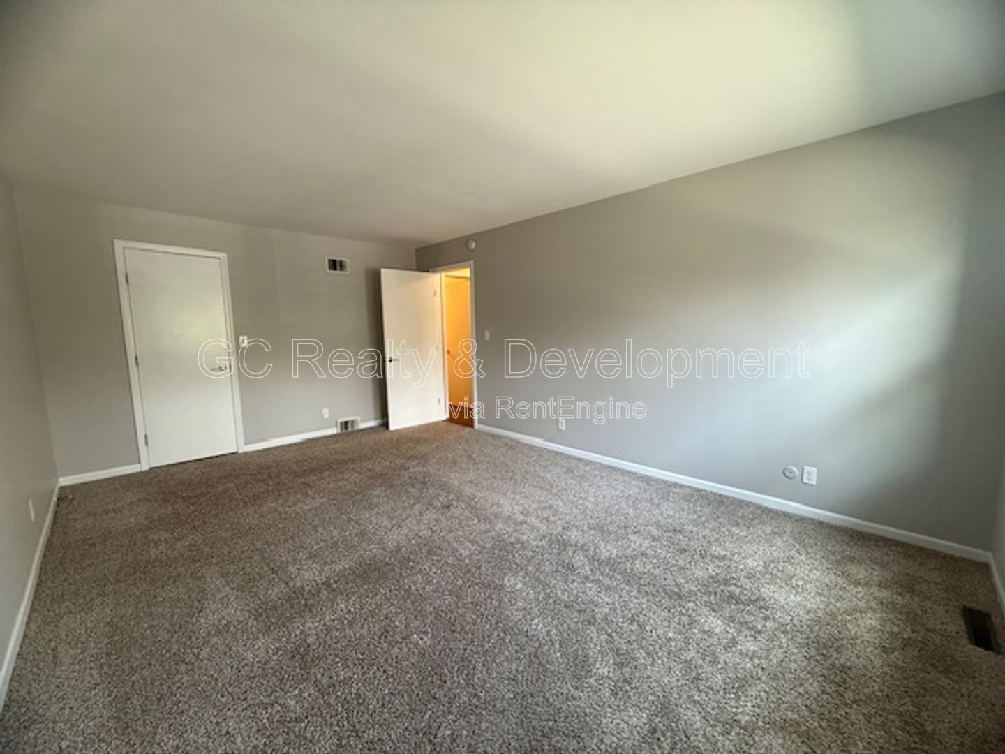 *** 1ST FLOOR / 2 BDRM / TENANT PAYS ELECTRIC ONLY / W&D ON SITE /  PET FRIENDLY / PARKING INCL *** property image