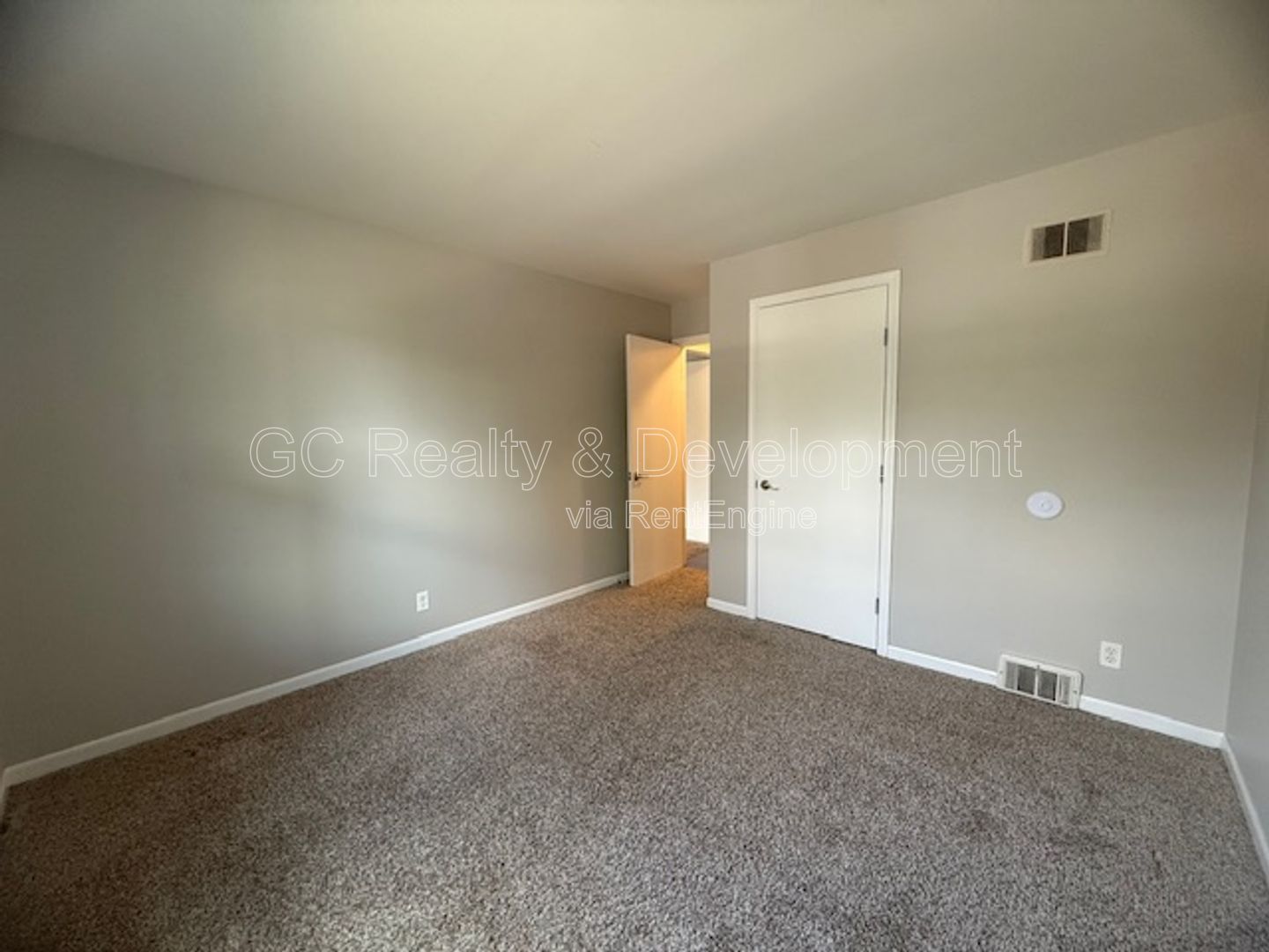 *** 1ST FLOOR / 2 BDRM / TENANT PAYS ELECTRIC ONLY / W&D ON SITE /  PET FRIENDLY / PARKING INCL *** property image