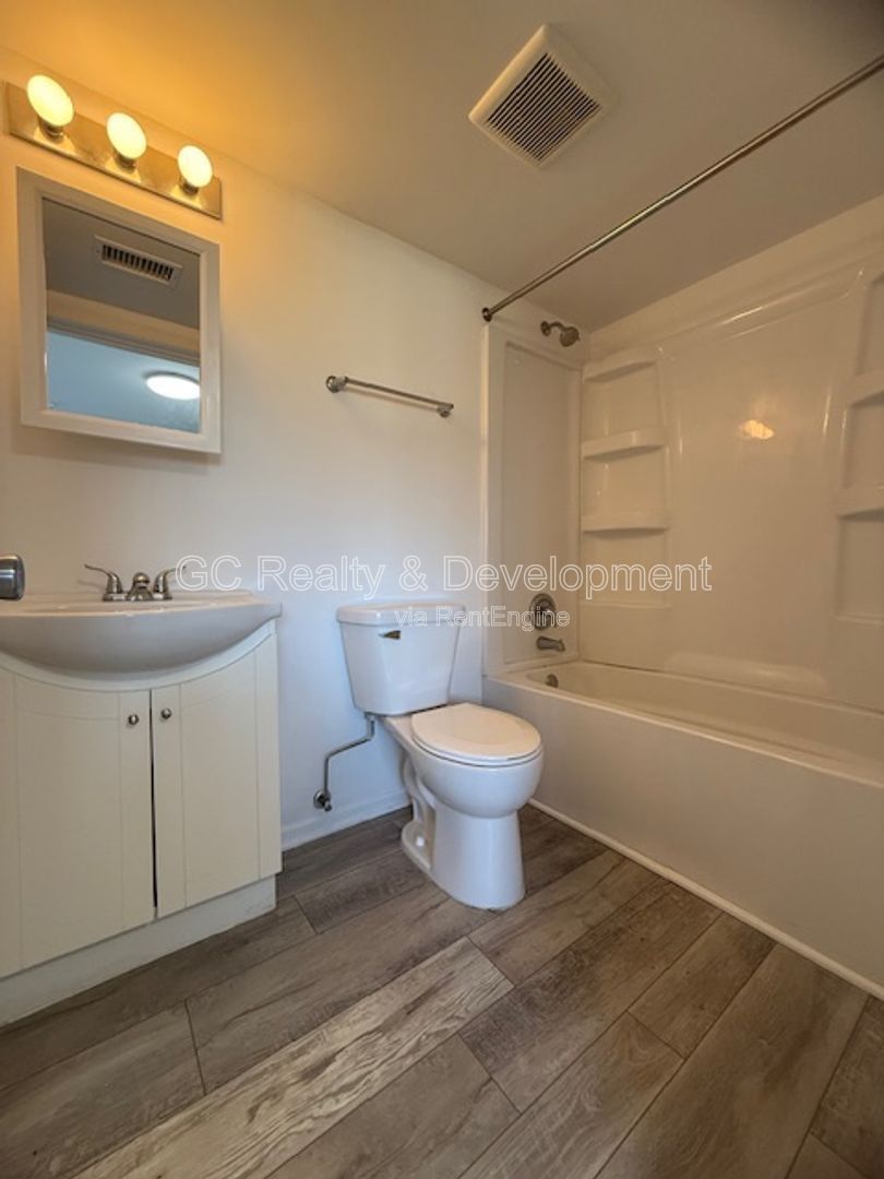 *** 1 BDRM / ALL UTILITIES INCLUDED / CENTRAL AC / LAUNDRY ON SITE / WALK IN CLOSET / UPDATED *** property image