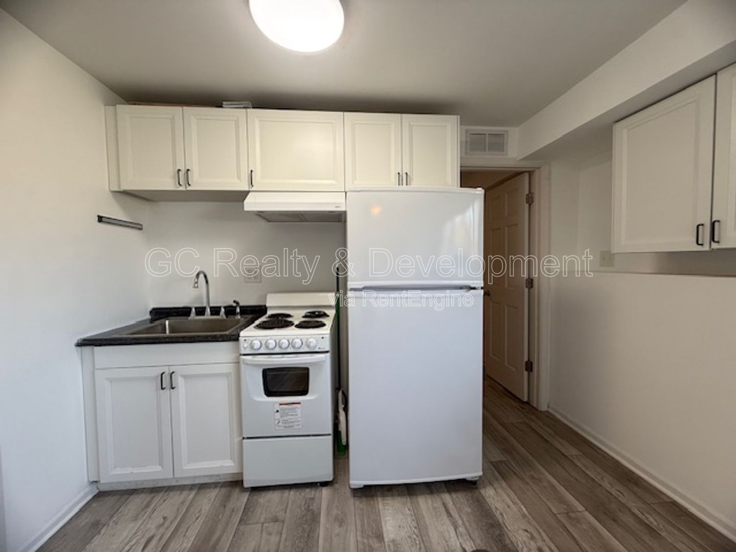 *** 1 BDRM / ALL UTILITIES INCLUDED / CENTRAL AC / LAUNDRY ON SITE / WALK IN CLOSET / UPDATED *** property image