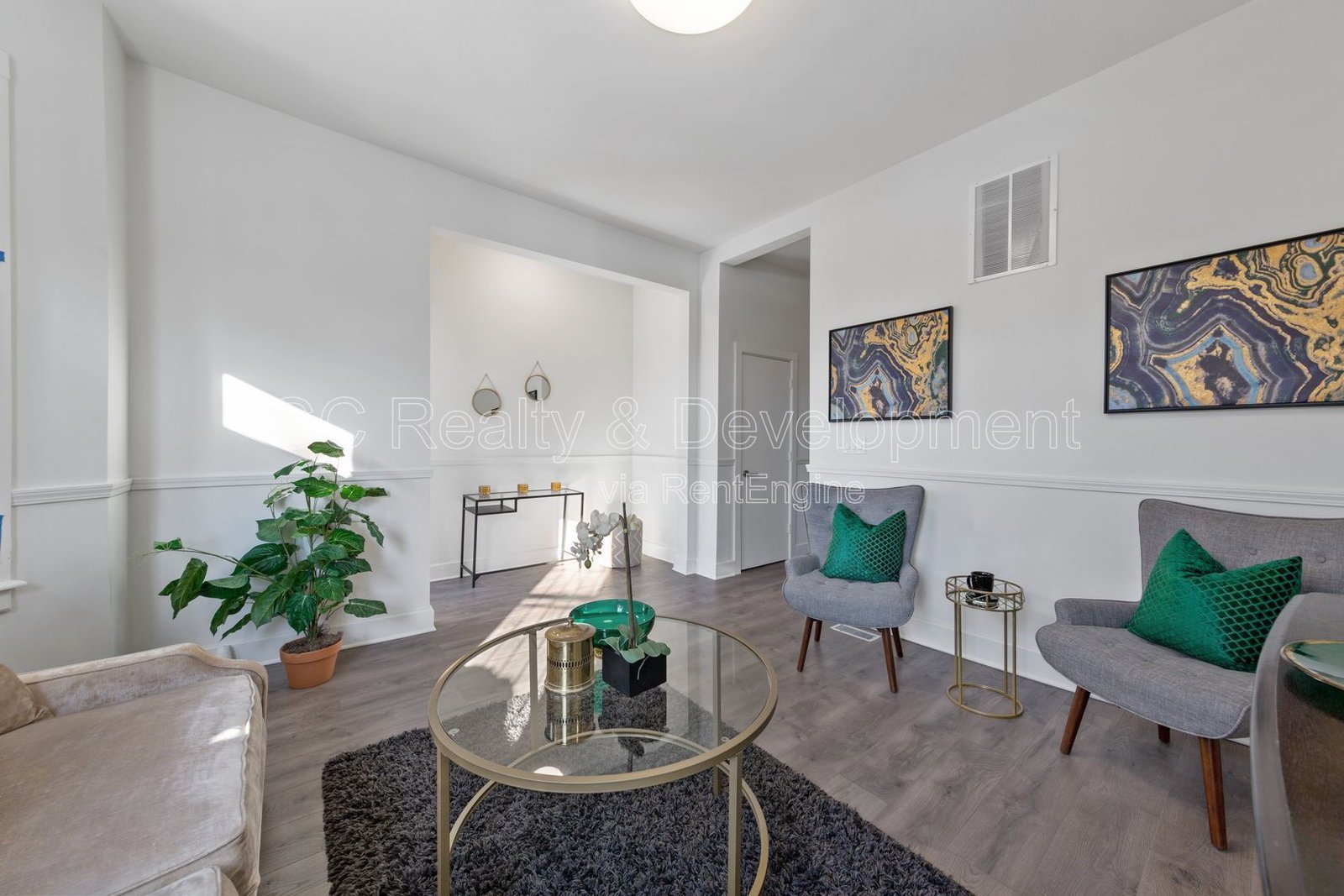 ***3 BDRM / CENTRAL AIR / SS APPL / W&D IN UNIT / 2ND FLOOR UPDATED UNIT / COMMUTER FRIENDLY *** property image