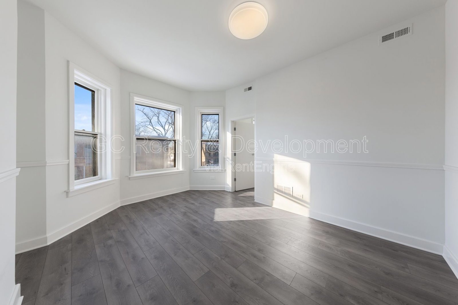 ***3 BDRM / CENTRAL AIR / SS APPL / W&D IN UNIT / 2ND FLOOR UPDATED UNIT / COMMUTER FRIENDLY *** property image