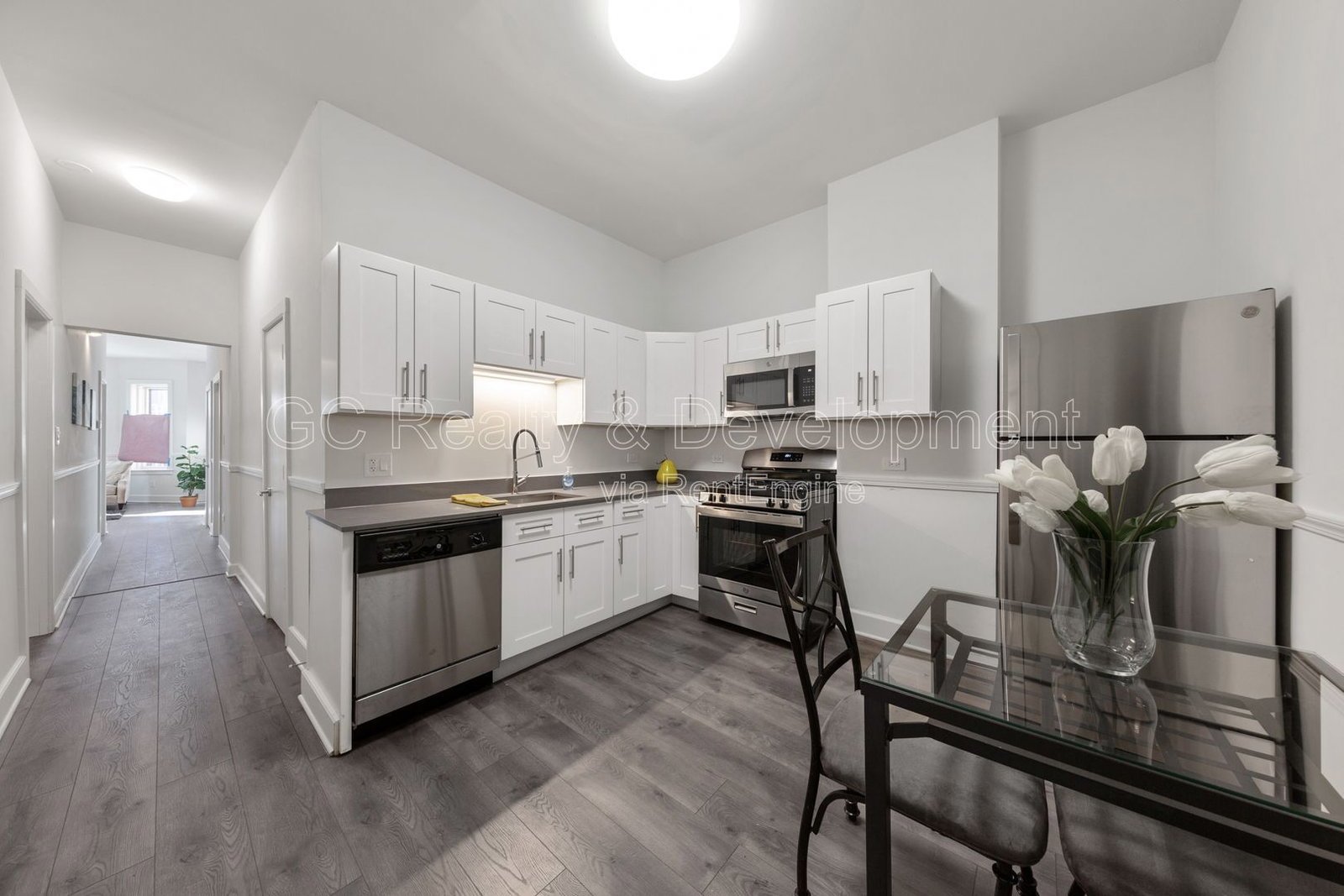 ***3 BDRM / CENTRAL AIR / SS APPL / W&D IN UNIT / 2ND FLOOR UPDATED UNIT / COMMUTER FRIENDLY *** property image