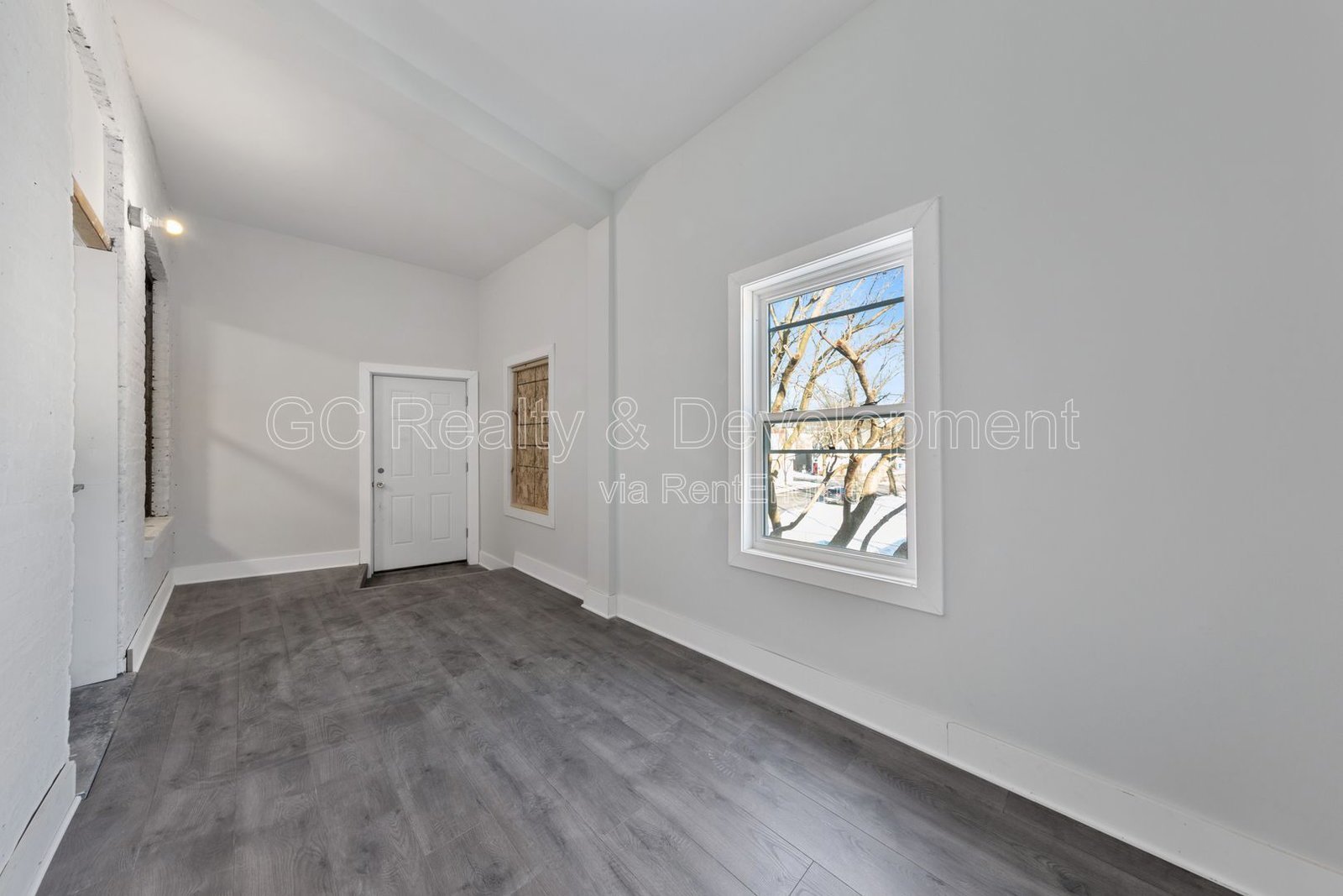 ***3 BDRM / CENTRAL AIR / SS APPL / W&D IN UNIT / 2ND FLOOR UPDATED UNIT / COMMUTER FRIENDLY *** property image