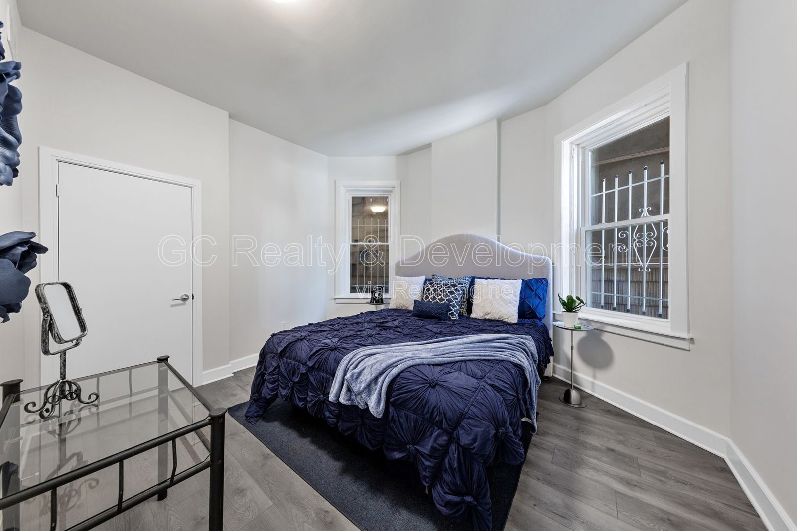 ***3 BDRM / CENTRAL AIR / SS APPL / W&D IN UNIT / 2ND FLOOR UPDATED UNIT / COMMUTER FRIENDLY *** property image