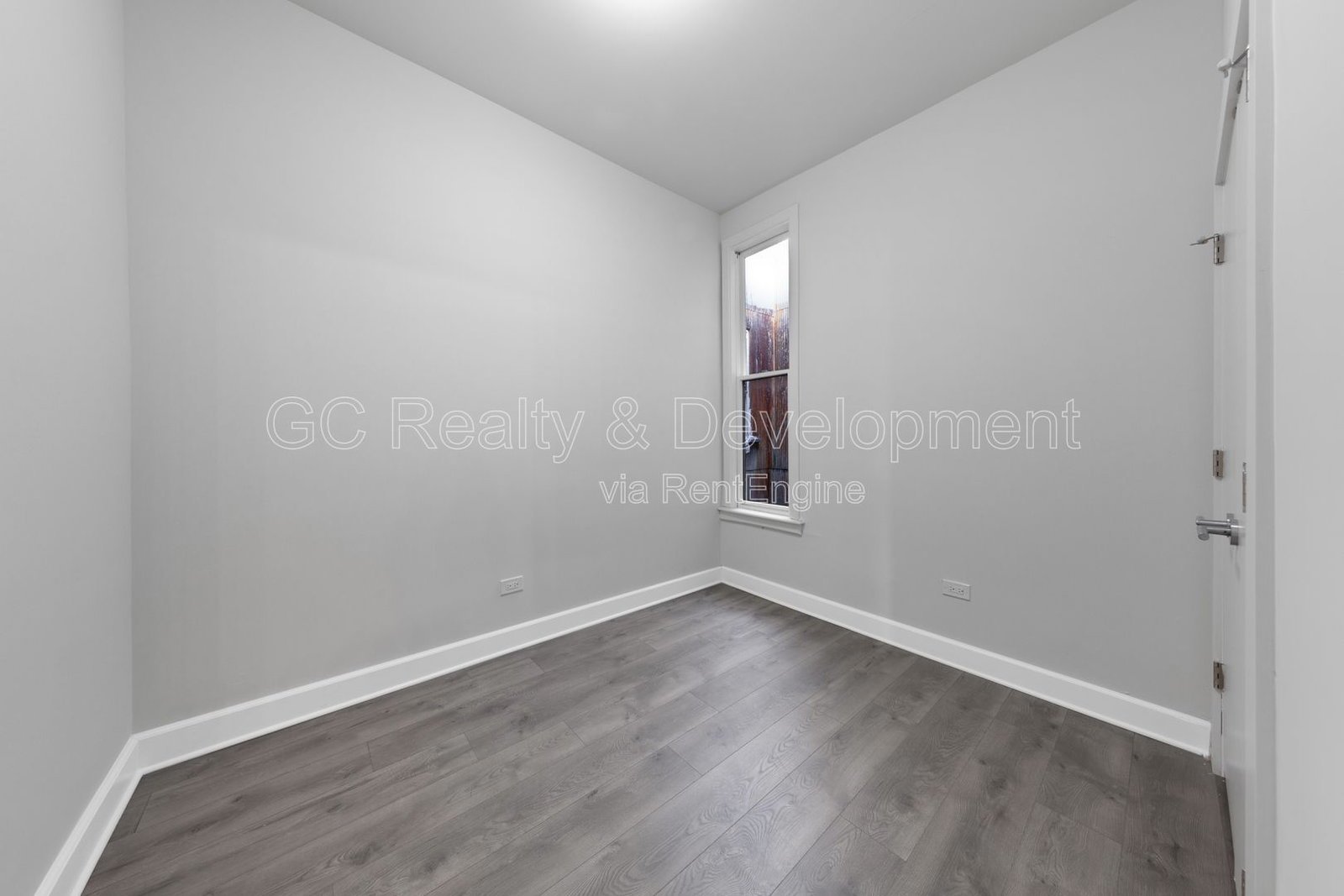 ***3 BDRM / CENTRAL AIR / SS APPL / W&D IN UNIT / 2ND FLOOR UPDATED UNIT / COMMUTER FRIENDLY *** property image