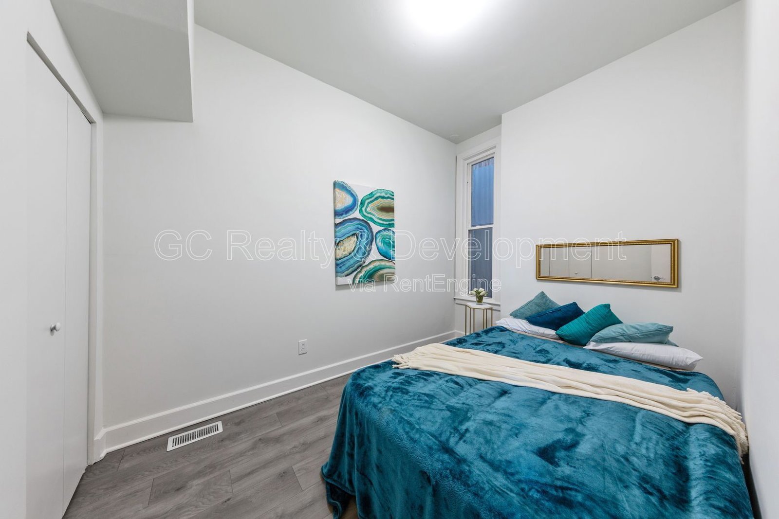 ***3 BDRM / CENTRAL AIR / SS APPL / W&D IN UNIT / 2ND FLOOR UPDATED UNIT / COMMUTER FRIENDLY *** property image