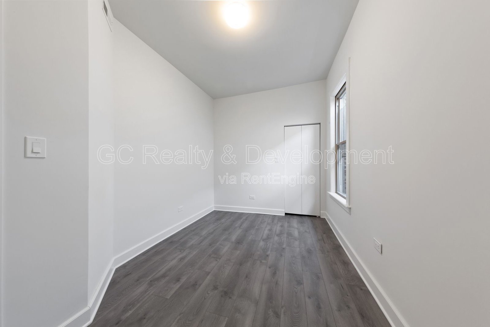 ***3 BDRM / CENTRAL AIR / SS APPL / W&D IN UNIT / 2ND FLOOR UPDATED UNIT / COMMUTER FRIENDLY *** property image
