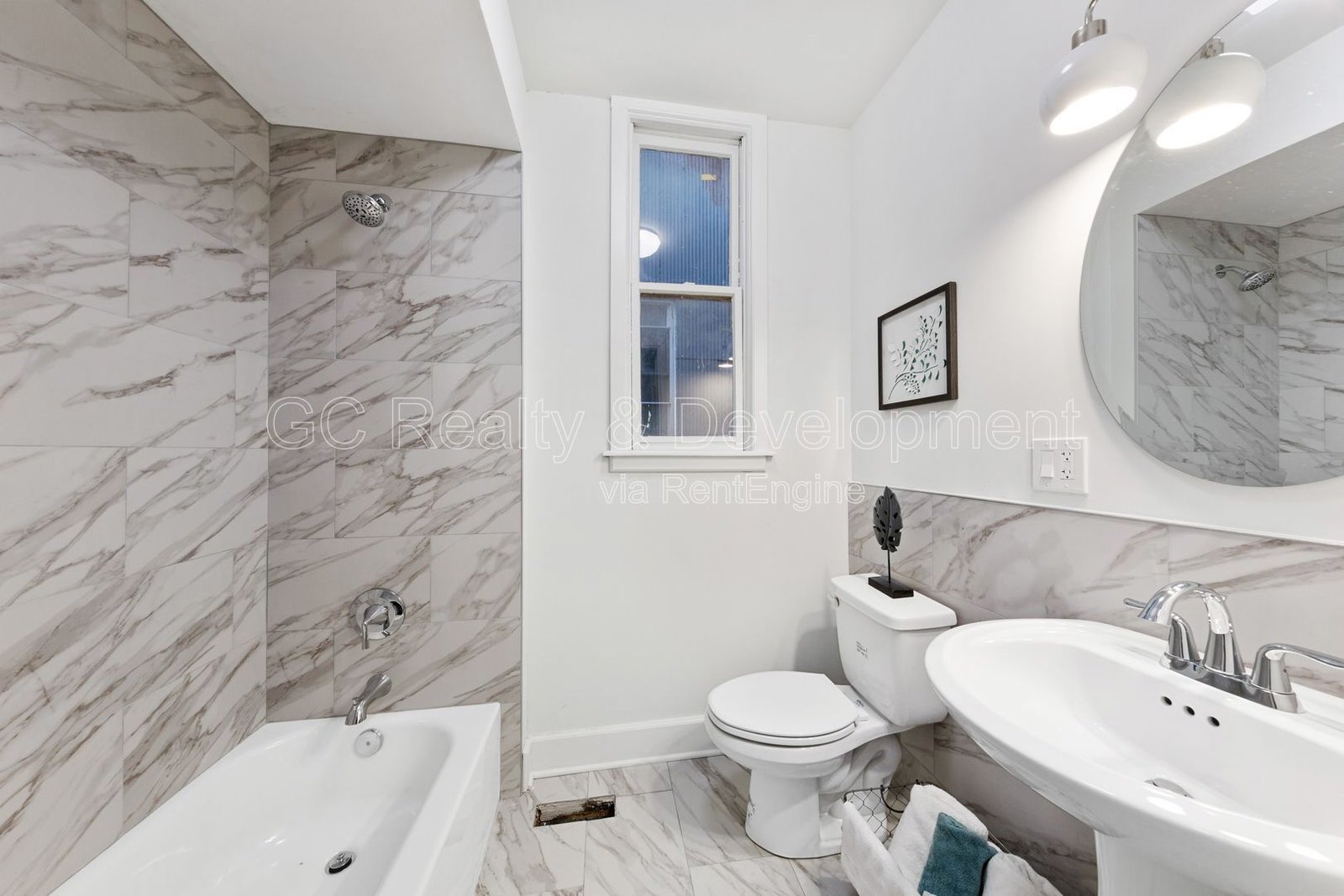 ***3 BDRM / CENTRAL AIR / SS APPL / W&D IN UNIT / 2ND FLOOR UPDATED UNIT / COMMUTER FRIENDLY *** property image