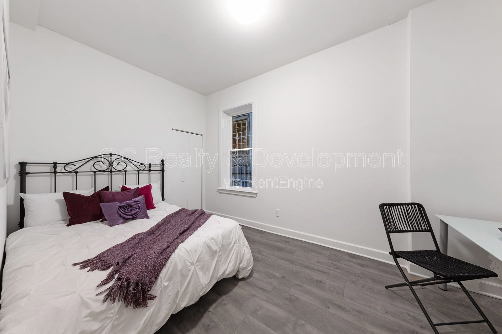 ***3 BDRM / CENTRAL AIR / SS APPL / W&D IN UNIT / 2ND FLOOR UPDATED UNIT / COMMUTER FRIENDLY *** property image