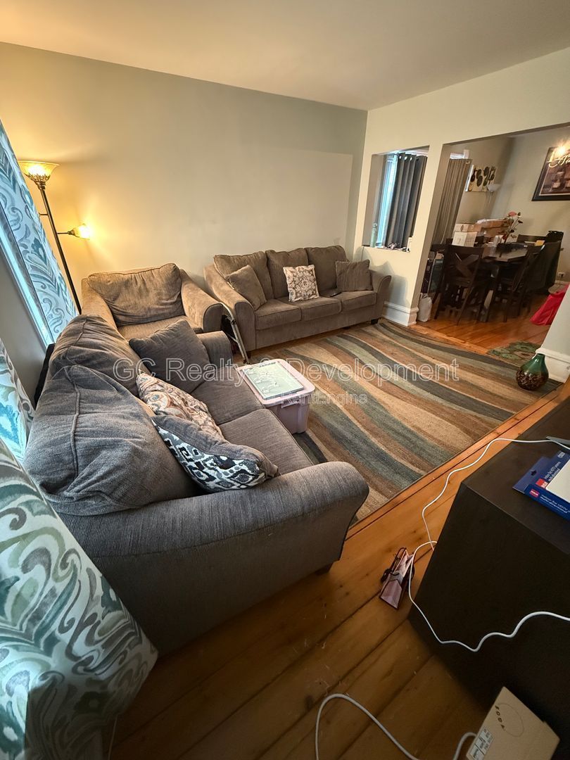 *** GARDEN UNIT / UPDATED 3 BDRM / CENTRAL AC / LAUNDRY ON SITE / PARKING INCL *** property image