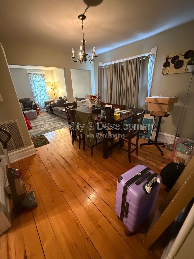 *** GARDEN UNIT / UPDATED 3 BDRM / CENTRAL AC / LAUNDRY ON SITE / PARKING INCL *** property image