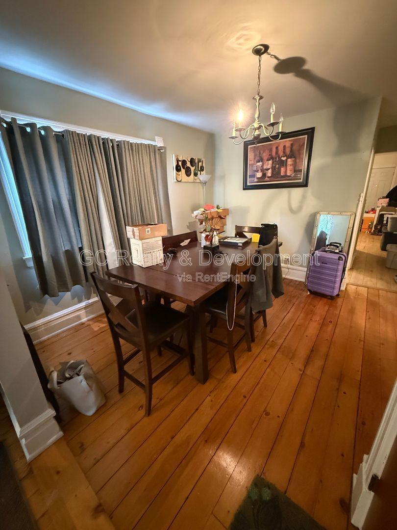 *** GARDEN UNIT / UPDATED 3 BDRM / CENTRAL AC / LAUNDRY ON SITE / PARKING INCL *** property image