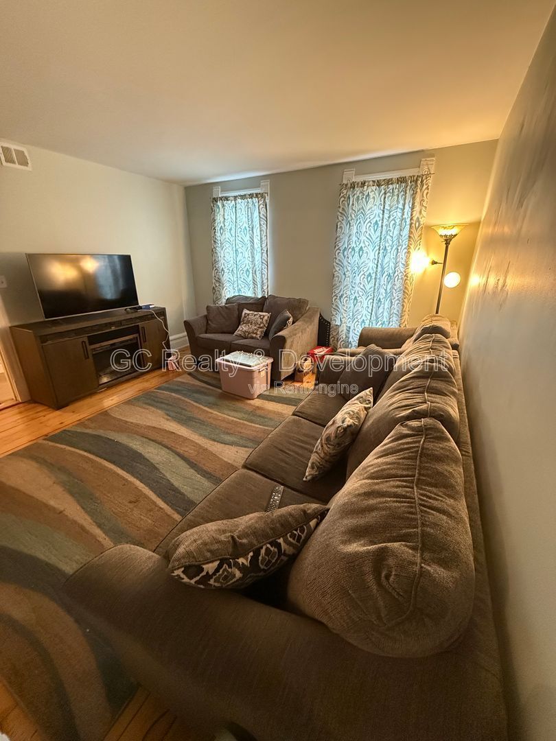 *** GARDEN UNIT / UPDATED 3 BDRM / CENTRAL AC / LAUNDRY ON SITE / PARKING INCL *** property image
