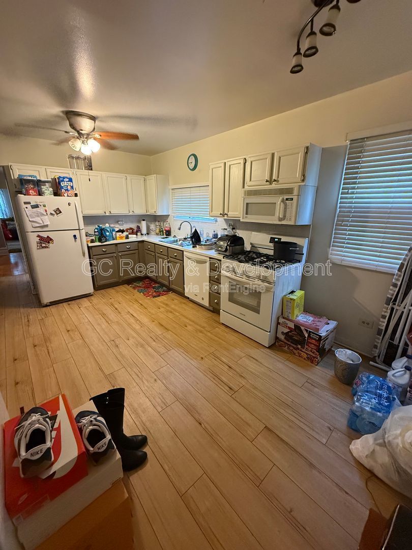 *** GARDEN UNIT / UPDATED 3 BDRM / CENTRAL AC / LAUNDRY ON SITE / PARKING INCL *** property image