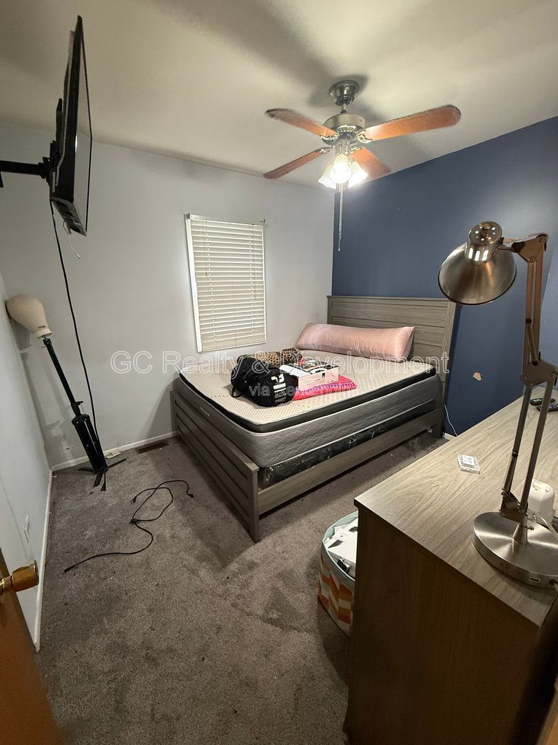*** GARDEN UNIT / UPDATED 3 BDRM / CENTRAL AC / LAUNDRY ON SITE / PARKING INCL *** property image