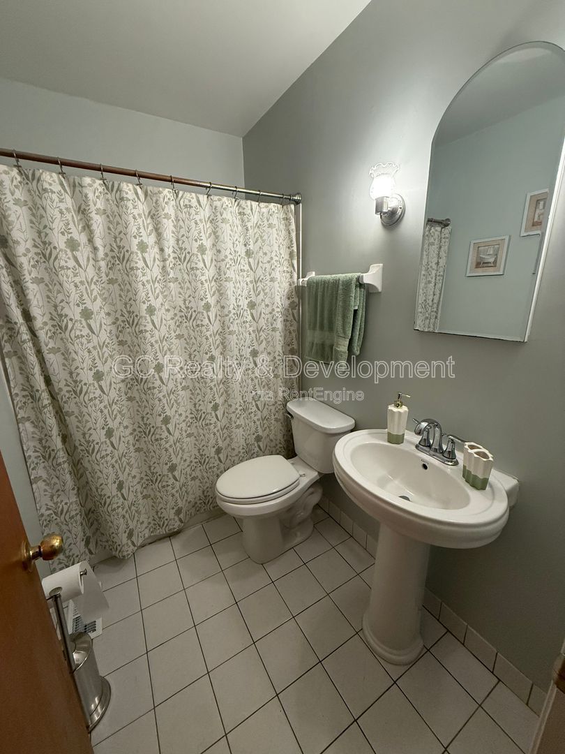 *** GARDEN UNIT / UPDATED 3 BDRM / CENTRAL AC / LAUNDRY ON SITE / PARKING INCL *** property image